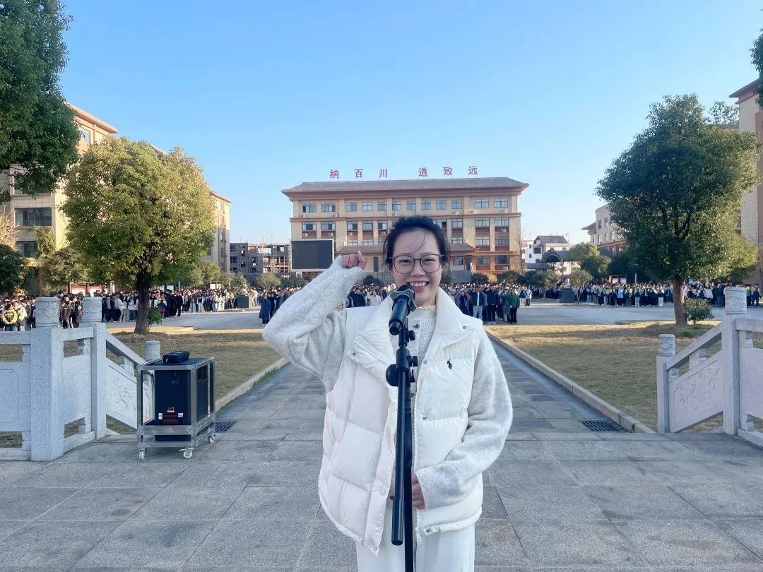 龙梦琴.jpg