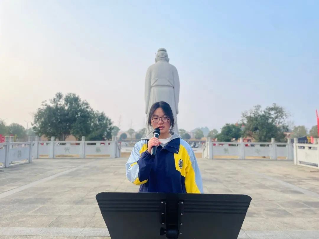 贺芊羽.jpg